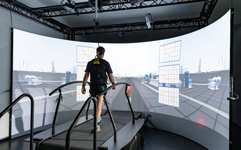 Studierender geht auf dem GRAIL, ein Virtual-Reality-System zur Analyse von Alltagsbewegungen