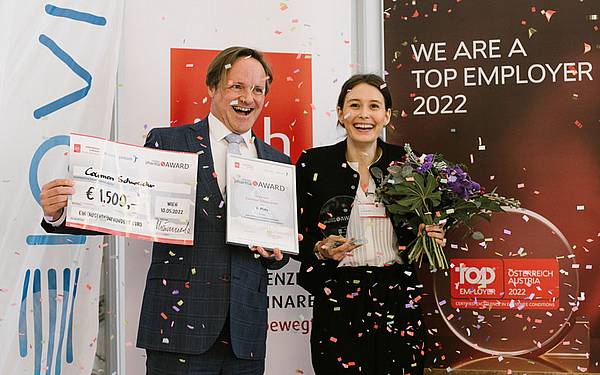 Die Young Pharma Award Gewinnerin Carmen Schweicker mit imh Geschäftsführer Manfred Hämmerle