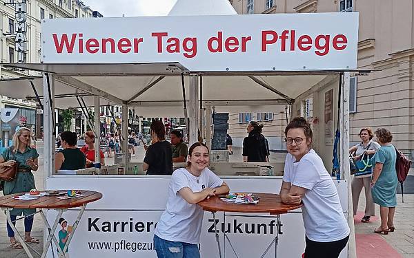 Zwei Studentinnen vor Infostand in Wien
