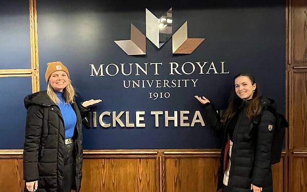 zwei Frauen vor einer Tafel auf der Mount Royal University steht