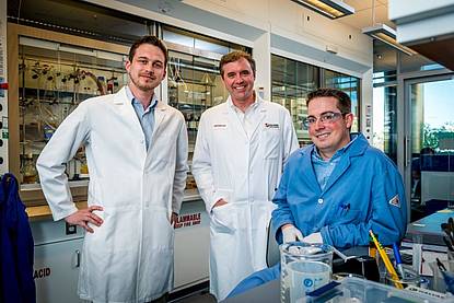 drei Wissenschafter in ihrem Labor in Harvard