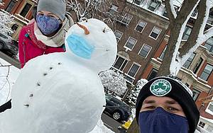 Links Rafaela Vostatek mit Mund-Nasenschutz, ein Schneemann mit Mund-Nasen-Schutz und Mathias Vostatek mit Mund-Nasen-Schutz