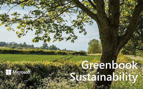 Grüner Laubbaum mit Sträuchern und einer Wiese im Hintergrund an einem sonnigen Tag. Im Bild sind die Schriftzüge Microsoft und Greenbook Sustainability