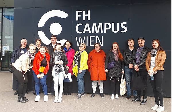 Die Teilnehmenden der 2. Internationalen Woche der angewandten Pflegewissenschaft vor der FH Campus Wien (c) FH Campus Wien/ Sabine Schweiger