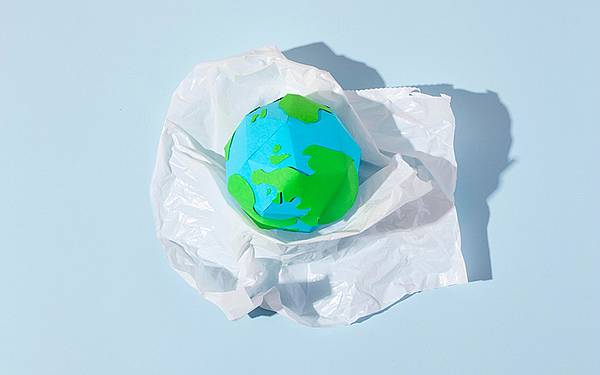 Weltkugel aus Papier auf Kunststofffolie