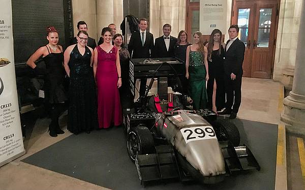 Teamcaptain Natalie Gemovic und einige Mitglieder des OS.Car Racing Teams