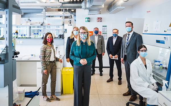 Ministerin Margarete Schramböck im Labor mit Lehrenden, Forschenden und GEschäftsführer der FH Campus Wien