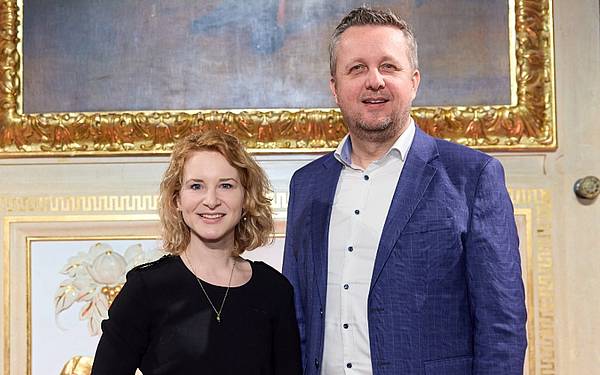 Eine Frau und ein Mann posieren für ein Foto