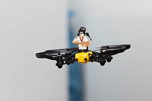 Drohne mit Elvis Figur