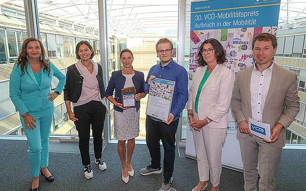 Stadträtin Ulli Sima, die Mobilitätsorganisation VCÖ – Mobilität mit Zukunft und die ÖBB  überreichen Susanne Mulzheim, Raphael Hengl und Susanne Messner-Gujon den VCÖ-Mobilitätspreis Wien.