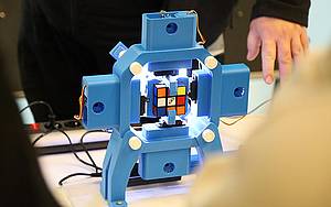 Ein elektronischer CubeSolver löst den Rubiks Würfel