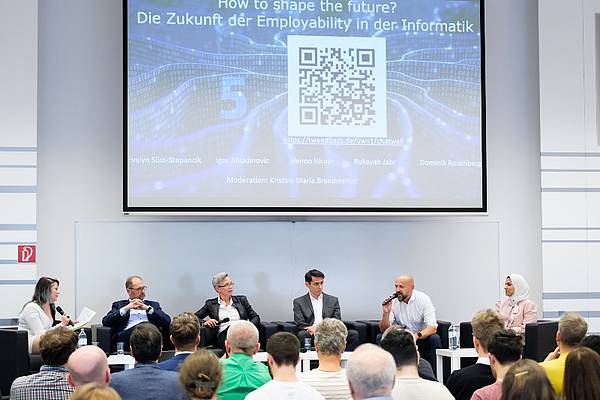 Podiumsdiskussion anlässlich des 5-Jahres-Jubiläums des Fachbereichs Computer Science. 