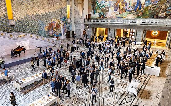 Personen im Rathaus von Solos bei der WCTE 2023