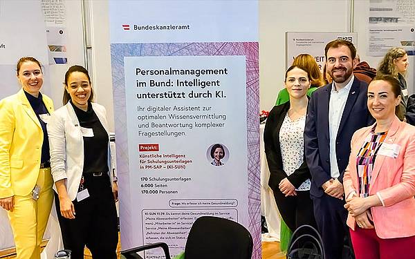 Überreichung des Preises mit der Studierenden