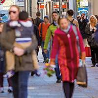 Menschen gehen auf der Straße