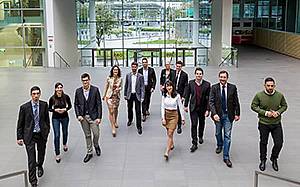 Eine Grupper von Personen steht in einer Empfangshalle