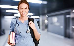 Nurse blickt in die Kamera
