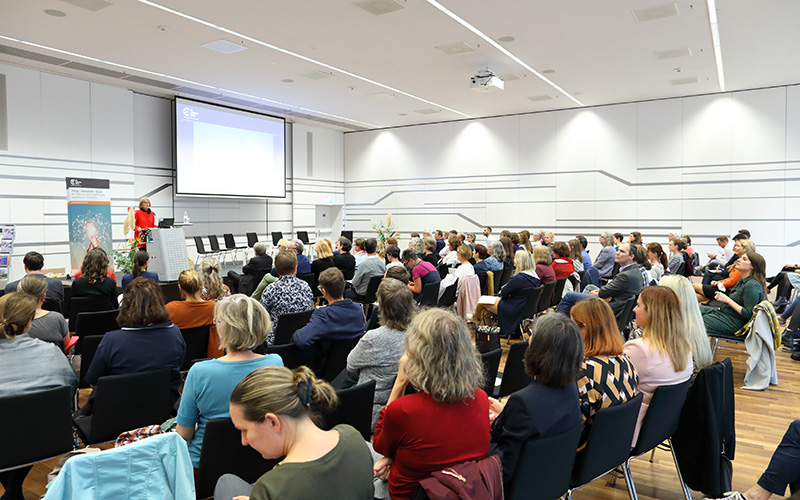 Studiengangsleiterin Monika Zettel-Tomenendal steht im Festsaal vor dem Publikum auf der Bühne