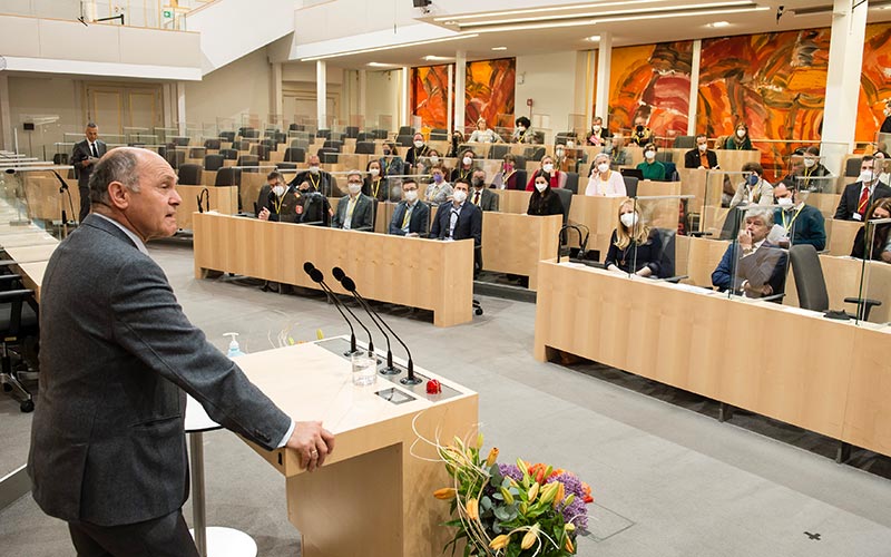 Nationalratspräsident Werner Sobotka spricht im Plenarsaal des Parlaments zum Publikum