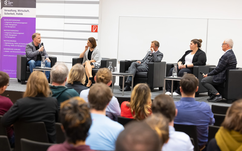 Podiumsdiskussion mit fünf Personen