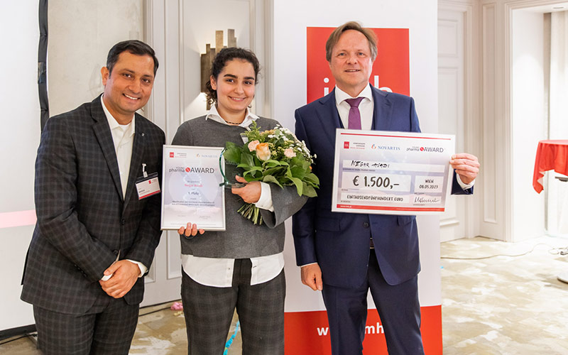 Award Gewinnerin Negar Asadi mit zwei Personen bei der Preisverleihung