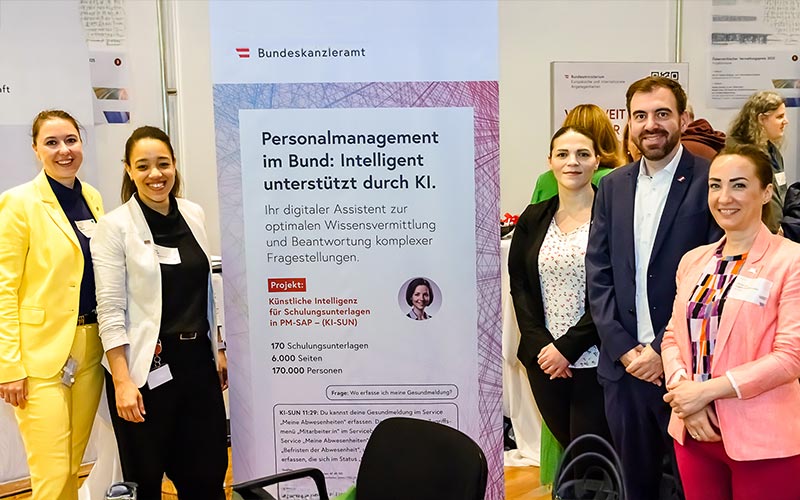 Überreichung des Preises mit der Studierenden