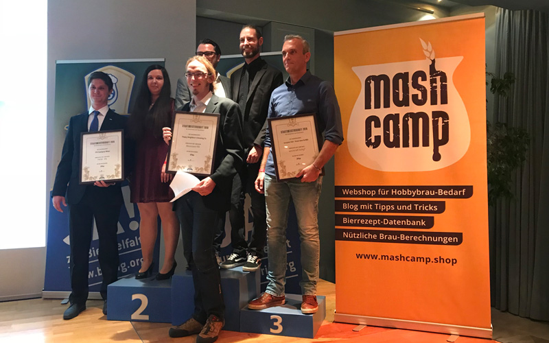 Sabrina Turkusic und Manuel Lasinger mit weiteren Preisträger*innen bei der Preisverleihung der Austrian Beer Challenge 2018