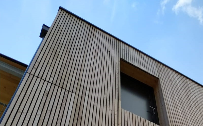 Holzhaus mit einer Tür Richtung Himmel fotografiert