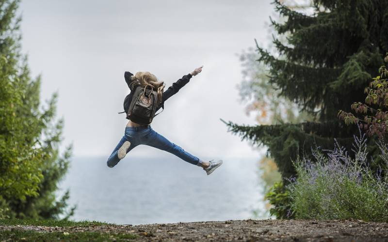 Person springt vor Freude in die Luft