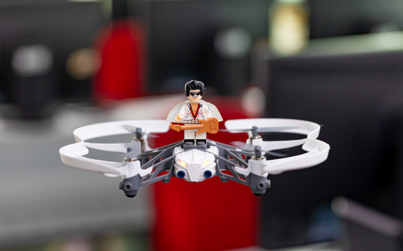 Drohne mit Elvisfigur fliegt im IoT-Labor ELVIS
