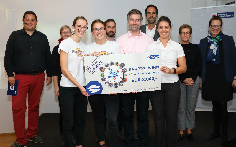 Siegerteams der Future Work Challenge und die Fachjury – rechts das Team AiiDa der FH Campus Wien