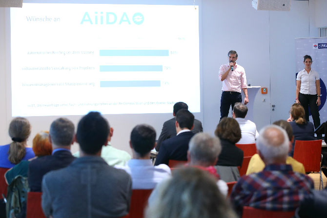 Team AiiDA bei der Präsentation am Demo Day (links Lukas Haider, rechts Natalie Gemovic), Foto (c) Wiener Stadtwerke