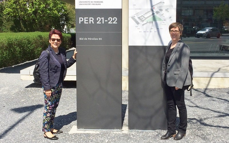 Brigitta Zierer und Helga Eberherr stehen vor der Universität Freiburg
