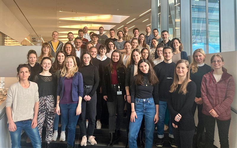 Studierende stehen auf einer Treppe für ein Gruppenfoto