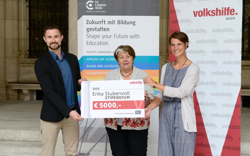 Die Gewinner*innen des Erika Stubenvoll-Stipendiums, Barbara Stanek und Johannes Gorbach, sowie Erika Stubenvoll bei der Verleihung des Stipendiums im Arkadenhof des Rathauses in Wien 