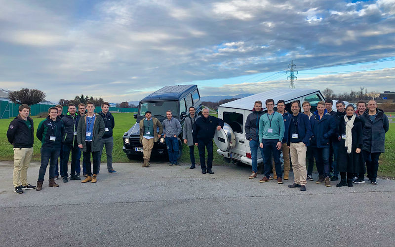 Studierende der Studiengänge Technisches Management, High Tech Manufacturing, Green Mobility und des Os.car Racing Teams gemeinsam mit Thomas Fiedler und Fabio Offredi, Vortragende für Innovation & Entrepreneurship