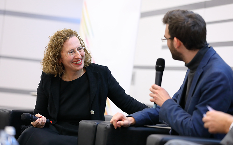 Monika Betzler, Uni München und Manuel Koschuch, FH Campus Wien, in der Diskussion