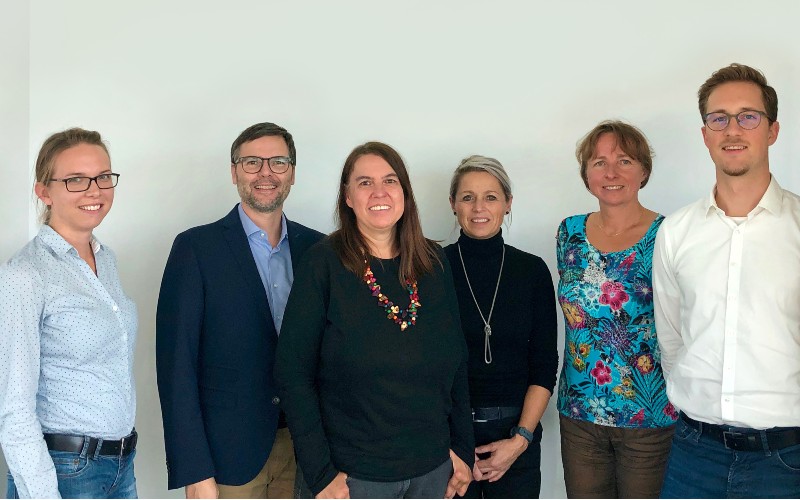 Sechs Personen stehen nebeneinander vor einer weißen Wand. V.l.n.r.: Katharina Packmohr (Xit GmbH), Peter Stepanek (FH Campus Wien), Vera Besse (akaryon GmbH), Šárka Dořičáková, (University of Ostrava), Pavla Nemethova (University of Ostrava), Thomas Wuttke (Katholische Universität Eichstätt-Ingolstadt) - das Foto wurde 2019 aufgenommen 