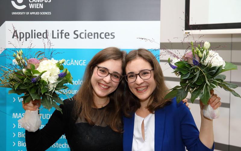 Elisabeth und Julia Kamper mit Blumenstrauss bei ihrer Sponsion