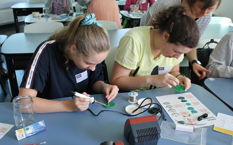 Zwei Teilnehmerinnen am Töchtertag 2019 an der FH Campus Wien beim Löten für eine Gurkenglasleuchte