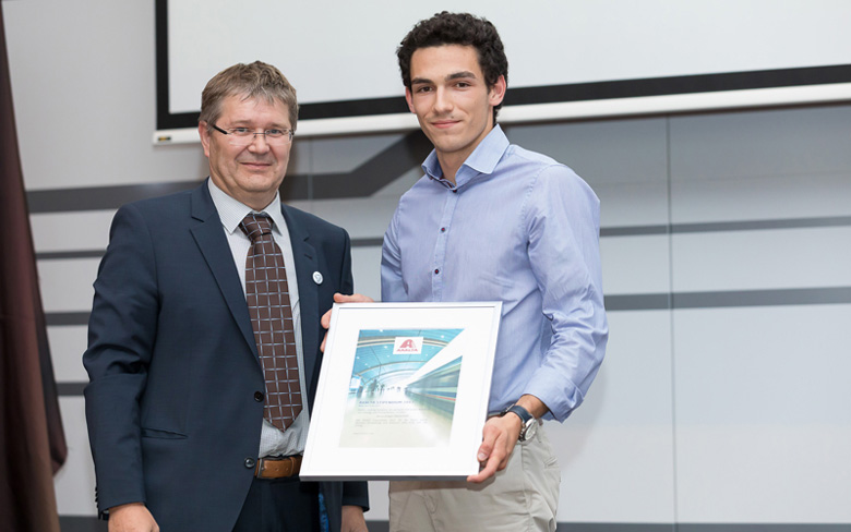 Ernst Gruber, Geschäftsführer Axalta Österreich übergibt Stipendium an Gregor Dauscher, Student im Bachelorstudium High Tech Manufacturing