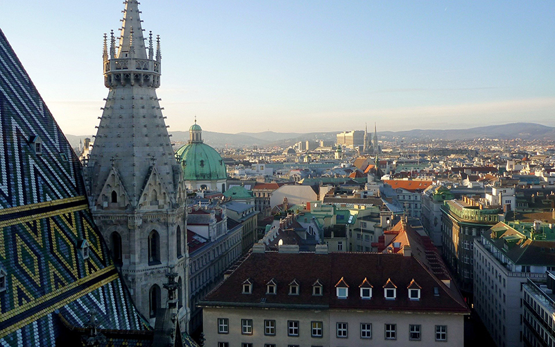 Ausblick über die Dächer Wiens mit dem Stephansdom am linken Bildrand