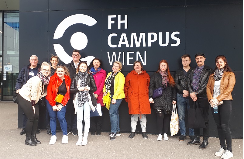 Die Teilnehmenden der 2. Internationalen Woche der angewandten Pflegewissenschaft vor der FH Campus Wien (c) FH Campus Wien/ Sabine Schweiger