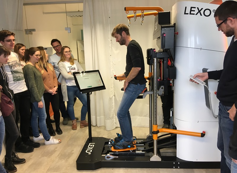 Alexander Kollreider von Tyromotion im Prototypen des Gangrehabilitationsgerätes “Lexo”, das demnächst auf den Markt kommt. 
