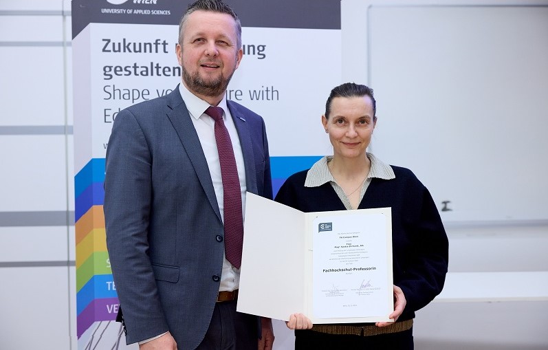 Der Rektor und Saskia Ehrhardt mit Urkunde