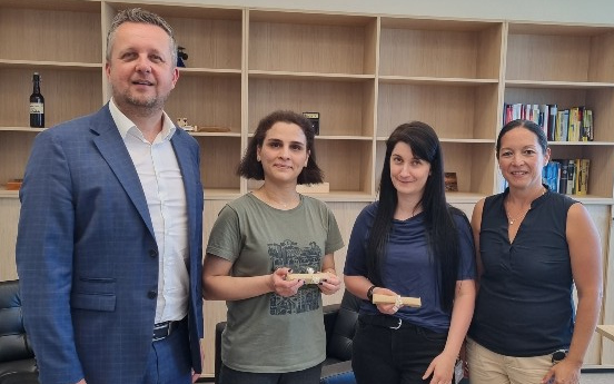 Kathrin Spettel und Atefen Ebrahimian mit Rektor Heimo Sandtner und Studiengangsleiterin Michaela Hassler.