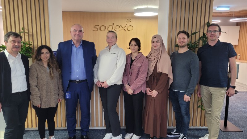 Studierende bei Sodexo. 